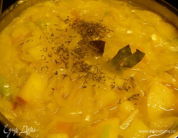 Добавляем бульон, лавровый лист, тимьян, солим, перчим по вкусу. Уменьшаем огонь, накрываем крышкой и готовим минут 25-30 до готовности овощей. 
