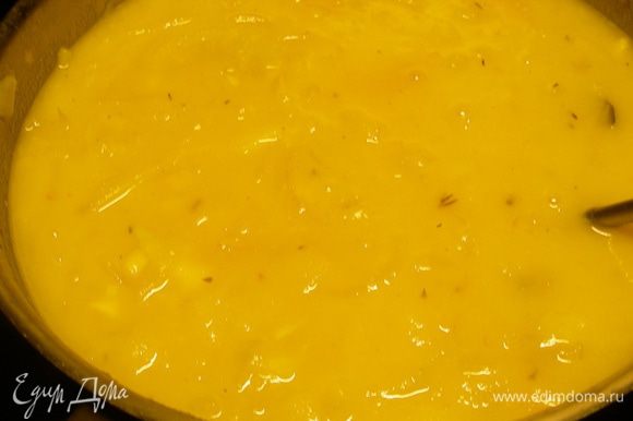 Соединяем с оставшейся половиной. Если суп кажется слишком густым, можно добавить овощного бульона. Прогреваем его на небольшом огне.