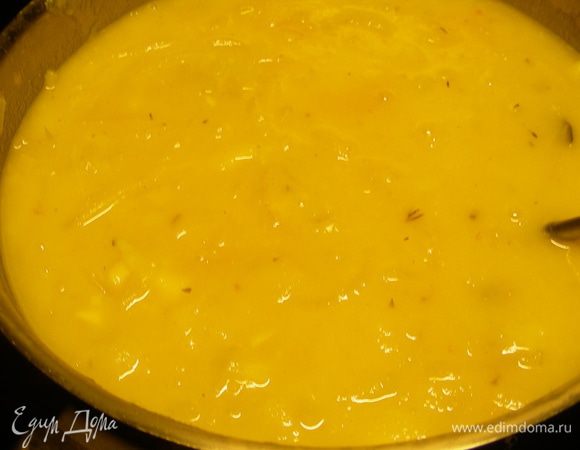 Соединяем с оставшейся половиной. Если суп кажется слишком густым, можно добавить овощного бульона. Прогреваем его на небольшом огне.
