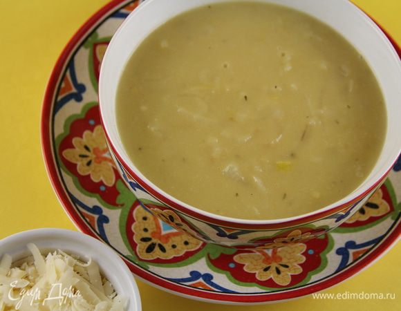 Разливаем по тарелкам и подаем, присыпав Грюером, зеленым луком, солью-перцем по вкусу и щепоткой мускатного ореха. Приятного аппетита))
