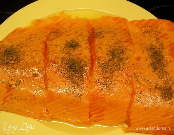 Рыбу режем на порционные кусочки, солим и поливаем соком 2/3 лайма. Ставим на 20 минут в холодильник.
