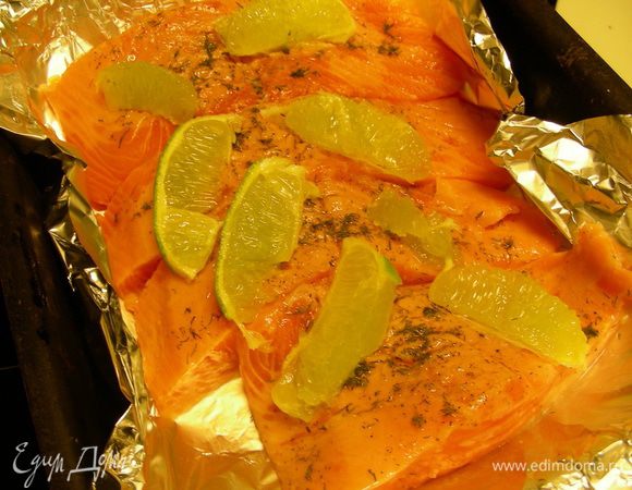Посыпаем ее зеленью укропа (у меня сушеный). Выкладываем ее на фольгу.
Лайм режем на дольки, освобождая их от пленок. Выкладываем на наше филе. Сверху взбрызгиваем оливковым маслом. Фольгу закрываем. Ставим рыбу в духовку 180 гр минут на 15-25 (зависит от размера кусочков).
