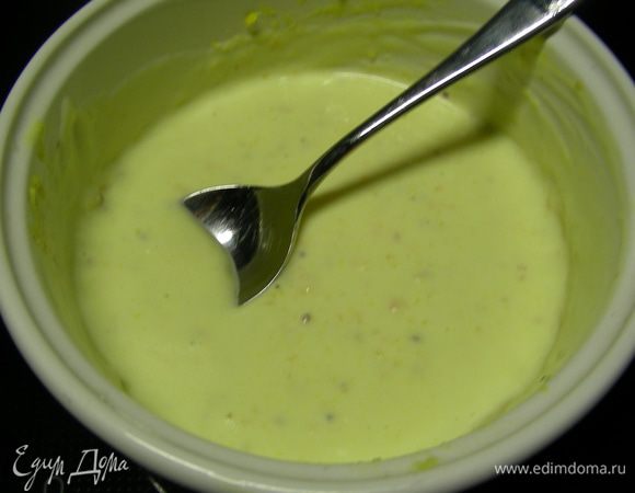 Пока рыба готовится сделаем соус. 1) В оригинале так: яичный желток соединяем с горчицей, 1 ч.л. соли, 1 ч.л. сока лайма и вином. В яичную массу, взбивая, вливаем масло. Чеснок пропускаем через пресс и добавляем в соус. 2) Я делала следующим образом. Вареный желток перетерла с горчицей до однородной массы. Затем добавила сок лайма и вино, все перемешала. Затем оливковое масло, еще раз перемешала, И в конце добавила йогурт. 
