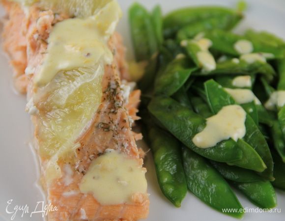 Подаем рыбу с  гарниром по вкусу, полив частью соуса. Остальной можно подать отдельно. У меня на гарнир были стручки молодого зеленого горошка. Приятного аппетита))