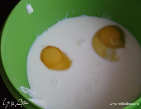 Добавляем молоко,сметану,лимонный сок и яйца.