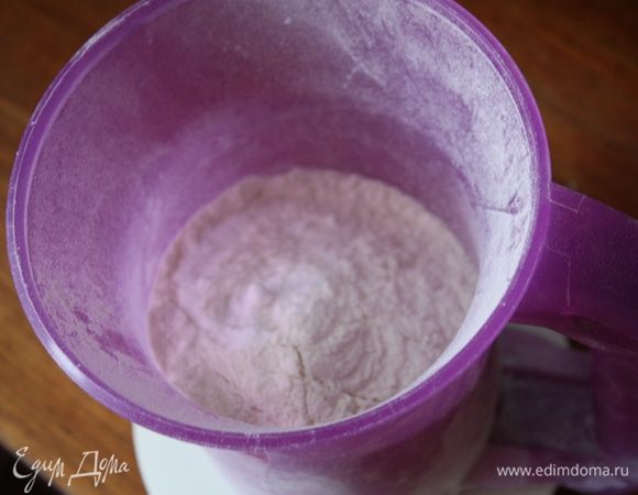 В муку добавляем соду.