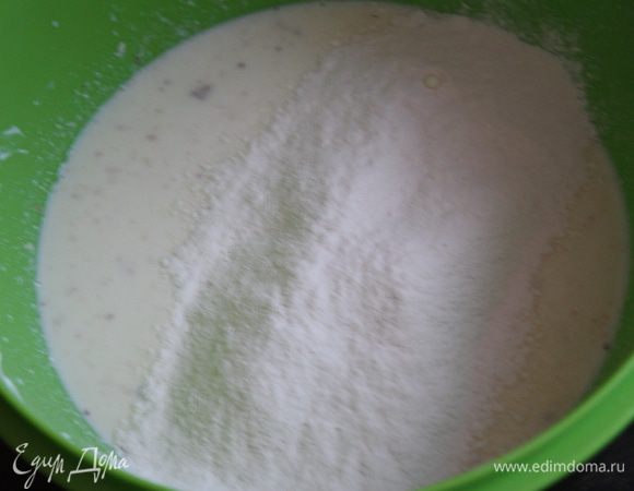 Просеиваем муку в тесто,постоянно помешивая. Тесто должно напоминать по консистенции жидкую сметану.
