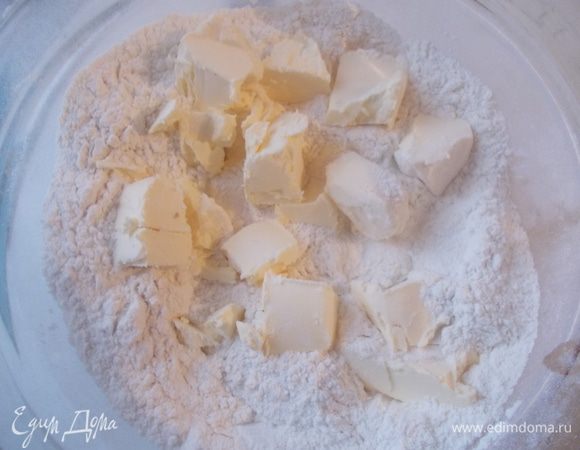 В муку добавить сахарную пудру,соль,ваниль и добавить кубики сливочного масла. Все раскрошить руками в однородную крошку.