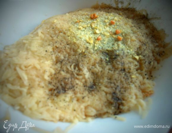 Отжать (без фанатизма!) жидкость, посыпать перцем, если готовите не для маленьких детей! Я ещё добавила обычную овощную приправу.