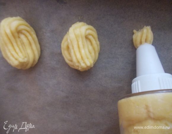 С помощью кондитерского шприца, высадить на пергамент,одинаковые печенья.