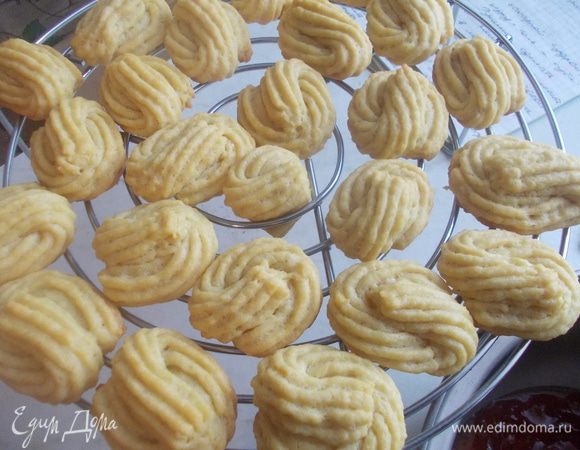 Запекать в разогретой духовке 190С 20 минут. Затем остудить печенье.
