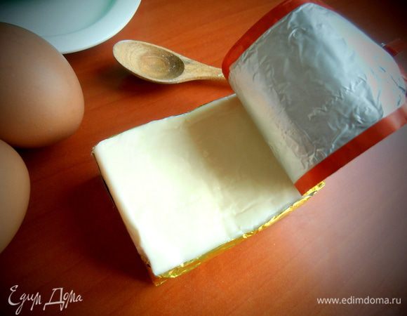 Если плавленный сырок полутвёрдый,можно натереть на тёрке.