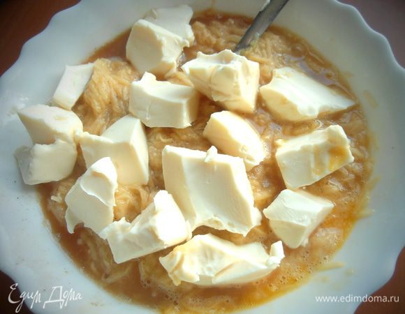 У меня на этот раз мягкий и я отделяла его кусочками в картофельную массу. Перемешиваем.