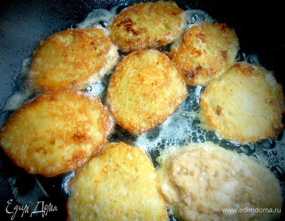Выкладываем по столовой ложке на разогретое масло, разравниваем и жарим с двух сторон.