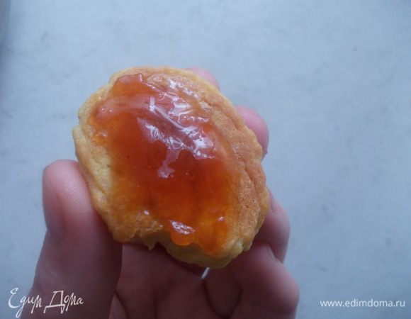 Затем берем половинку печенья,смазываем конфитюром.