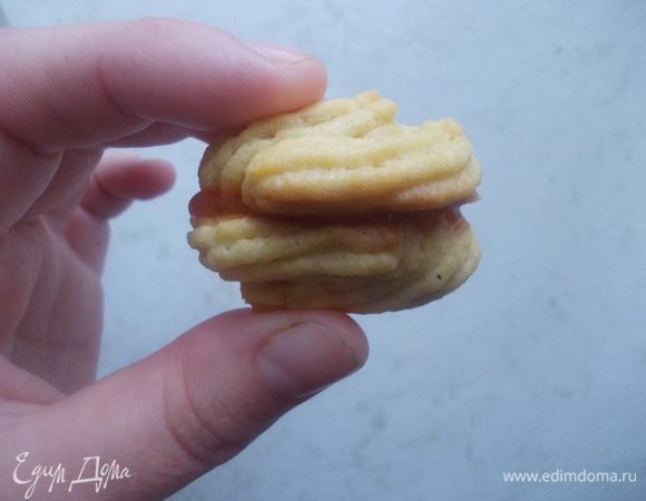 И скрепляем с другой половинкой.