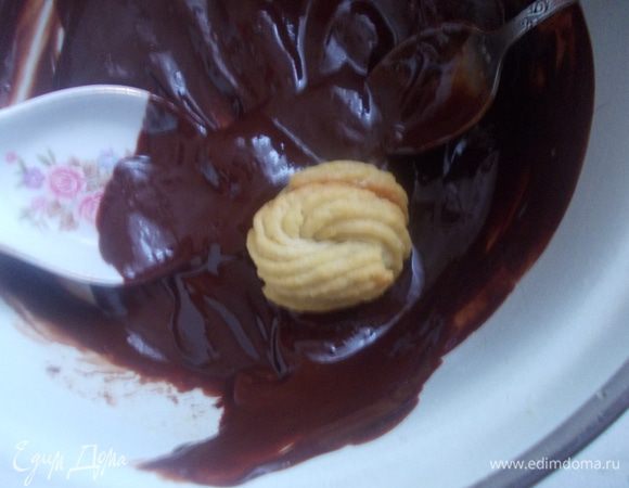 Затем растопливаем сливочное масло с шоколадом и обмакиваем каждое печенье.