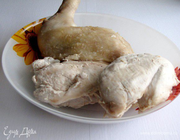 Отварить куриное филе (я взяла филе грудок и бедрышек). Остудить.