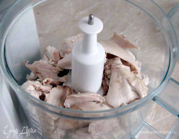 Измельчить куринное филе в кухонном комбайне или пропустить через мясорубку.