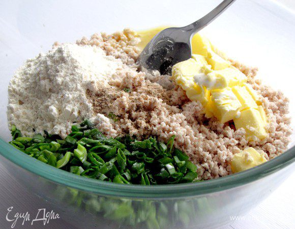 Смешать получившийся фарш с маслом, сливками, желтком, мукой, мелко нарезанной зеленью. Посолить, добавить щепотку мускатного ореха. Перемешать до однородности.