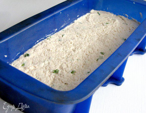 Форму или маленькие порционные формочки смазать маслом и выложить фарш. Хорошо разровнять сверху. Отправить в разогретую до 180 гр. духовку на 30 минут. Чтобы суфле не подгорало снизу, налить на противень немного воды.