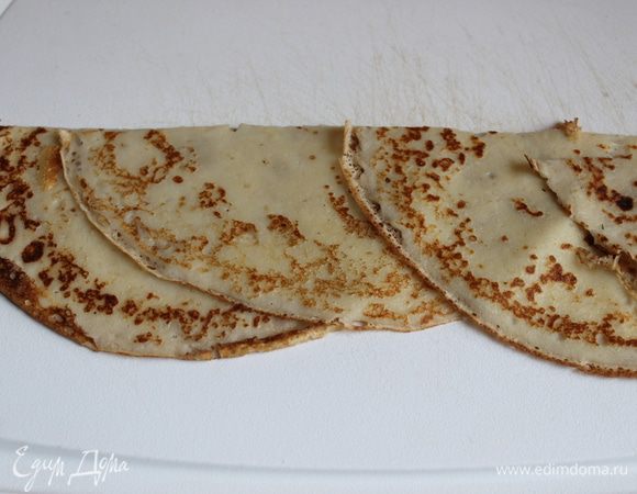 Готовим ваш любимый рецепт блинов..у меня на кефире, это самые быстрые и вкусные. Разрезаем блин пополам, берем 2 блина, и у нас получается 4 половинки, кладем их в нахлест..