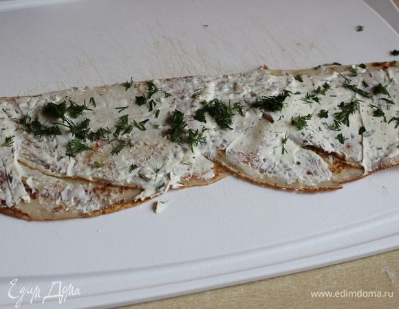 смазываем сливочным сыром , любым..у меня Brunsch , можно Альметте..посыпаем зеленью