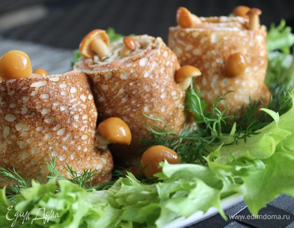 из этого количества рыбы у меня получилось 3 пенёчка..Выкладываем их на блюдо с листьями салата..и украшаем опятами мариноваными. Приятного! 