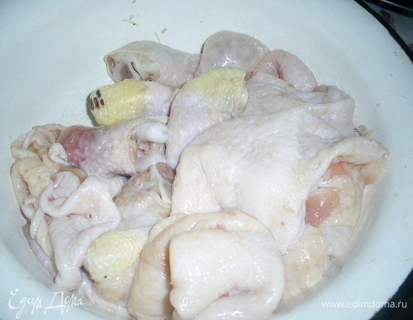 Вот такие оболочки из кожи у нас должны получится. Аккуратно складываем их в мисочку и убираем в холодное место. Можно закрыть емкость пищевой пленкой и отправить на ночь в холодильник.