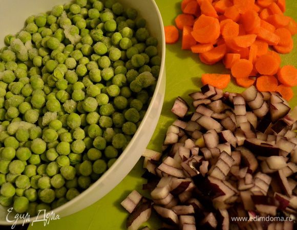 Подготовить овощи. Лук и морковку почистить и нарезать небольшими кубиками одинакового размера. У меня замороженный зеленый горошек. Если используете свежий горошек, очистить его от стручков. (в данном случае, я использовала красную луковицу... принципиального значения не имеет, но обычно я использую обыкновенный (желтый) лук! Просто вчера он у меня неожиданно закончился)))