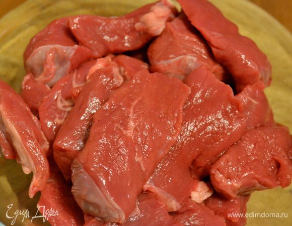 Мясо нарезать кусочками шириной по 3 см. Довести до кипения говяжий бульон в маленькой кастрюльке.