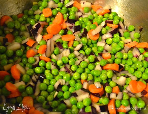 В казанок (кастрюлю) с толстым дном налить немного оливкового масла и поставить на огонь.  Выложить в кастрюлю все овощи и обжаривать 3-5 минут.
