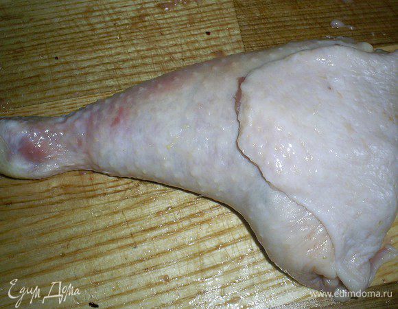 Один край кожи немного длиннее. С его помощью мы и будем фиксировать начинку. Его можно или заправить внутрь "чулочка" с начинкой или подвернуть вниз уже на противне, как это делаю я. Если у вас остался фарш, а он скорее всего останется, в него можно добавить яйцо и поджарить замечательные куриные котлетки. 