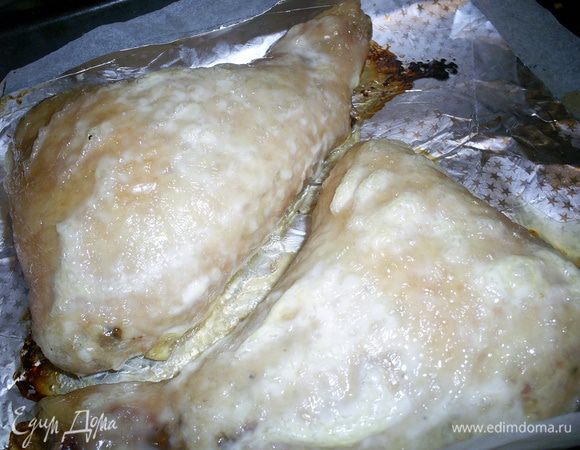 За 10 минут до готовности окорочка можно посыпать тертым сыром. Я так обычно и делаю, но в этот раз у меня его не оказалось, а отсутствие обнаружилось слишком поздно. Пахнущие на всю квартиру окорочка вынимаем из духовки, выкладываем на порционные тарелки или общее блюдо и подаем к столу. 