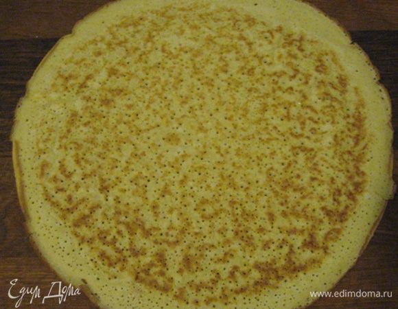 Затем готовим тесто на блины: яйца, молоко и муку смешиваем, гасим уксусом соду и разбиваем в однородную массу венчиком. Последний штрих - влить ложку масла и перемешать. Блинчики жарим самым обычным образом. У меня в арсенале имеется блинная сковорода Tefal поэтому я дополнительно нигде ничего при жарке маслом не смазываю. Из этого количества теста должно получиться 4 блина.
Составляющие руляды готовы.