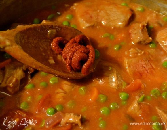 Добавить концентрат помидора и, по необходимости, половник горячего бульона. Накрыть кастрюлю крышкой и тушить мясо на слабом огне около 40 минут. Время от времени перемешивать. (если необходимо, добавить еще совсем немного бульона) 