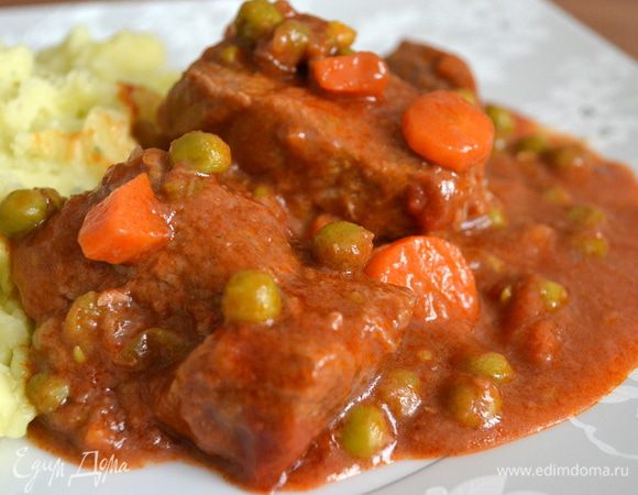 По истечении указанного времени, посолить и поперчить блюдо. Продолжить тушить еще 10 мин., но уже без крышки - соус должен немного увариться. Готовому мясу дать немного постоять. На гарнир можно подать картофельное пюре, или поленту, или гречневую кашу, в общем, по вашему усмотрению... )))