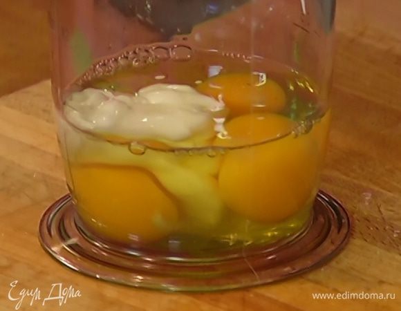 Яйца соединить с йогуртом, сахаром и солью и слегка взбить миксером.