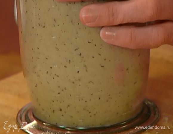 Перемешать всю муку, всыпать ее в яичную массу, влить 250 мл молока и вымешать ложкой.