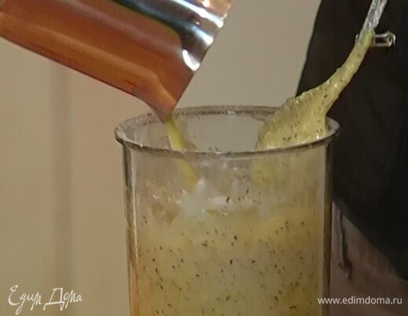 Растопленное масло влить в тесто, перемешать.