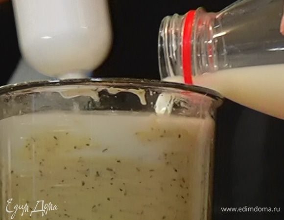 Оставшееся молоко порциями вливать в тесто, каждый раз перемешивая миксером на медленной скорости.