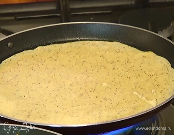 Разогреть сковороду, смазать ее гусиным жиром или растительным маслом и испечь блины.