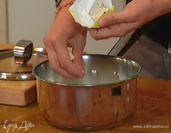 Дрожжи развести в теплом молоке, добавить сахар, соль и оставить  набухать.