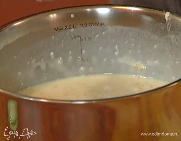 Муку и хлопья добавить к молоку с дрожжами и перемешать.