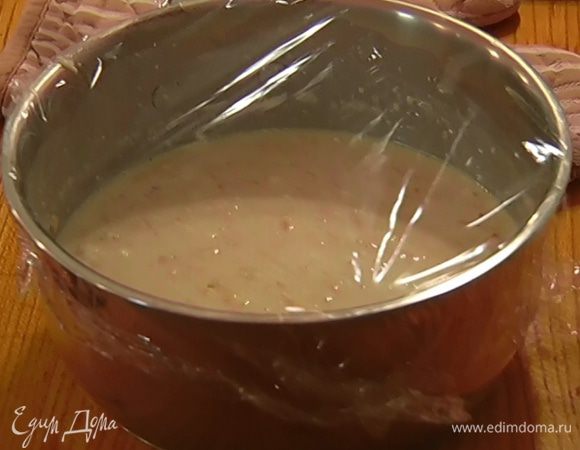 Затянуть емкость с тестом пищевой пленкой и поставить подходить при комнатной температуре на 30–60 минут.