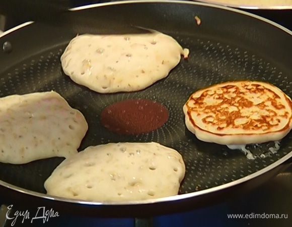 Разогреть сковороду, смазать ее гусиным жиром или растительным маслом и испечь оладьи.