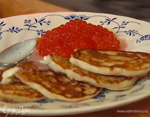 Готовые оладьи смазать сливочным маслом и подавать с икрой.