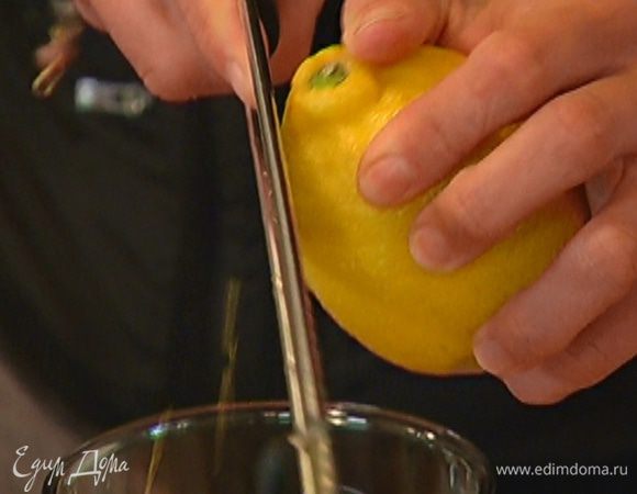 Цедру лимонов натереть на мелкой терке, выжать из них сок.