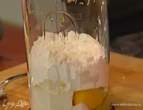 Приготовить тесто: соединить 2 яйца с лимонной цедрой, добавить 100 г муки, 3 ч. ложки сахара и соль, влить 200 мл молока и все перемешать.