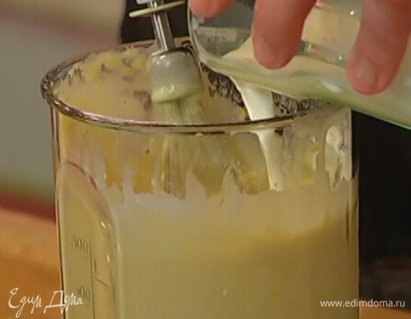 Добавить в тесто оставшуюся муку и, взбивая миксером, влить оставшееся молоко.